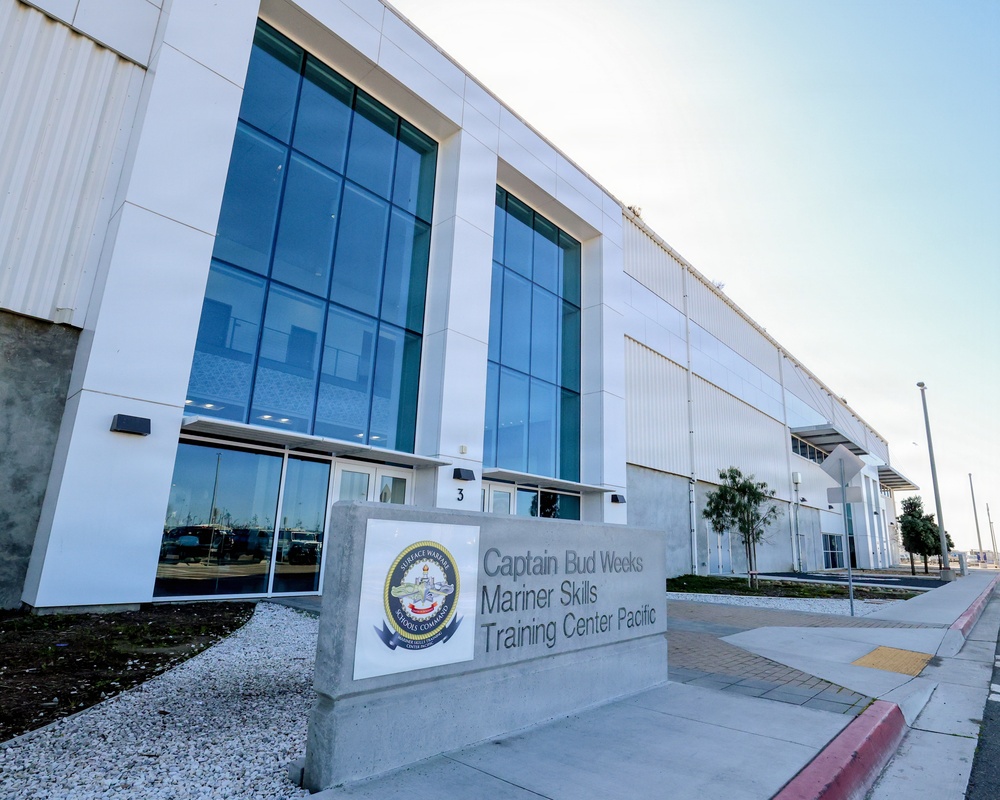 Surface Warfare Officers train in COVE Simulators