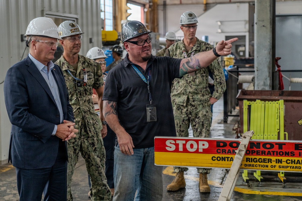 Assistant Secretary of the Navy visits PHNSY