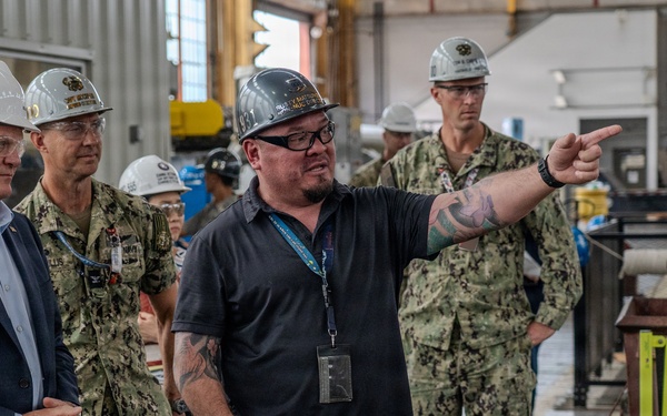 Assistant Secretary of the Navy visits PHNSY