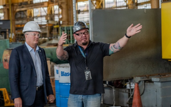 Assistant Secretary of the Navy visits PHNSY