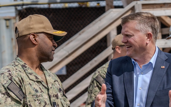 Assistant Secretary of the Navy visits PHNSY