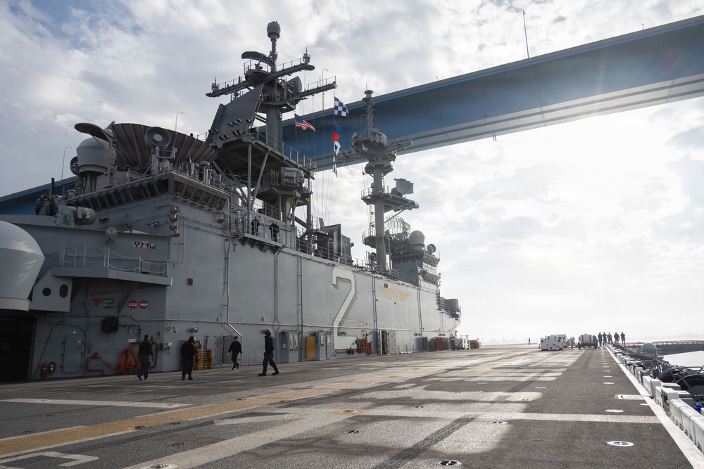USS Essex Conducts Sea and Anchor