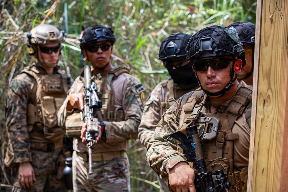 U.S. Marines and Panamanian Partners train on breaching techniques