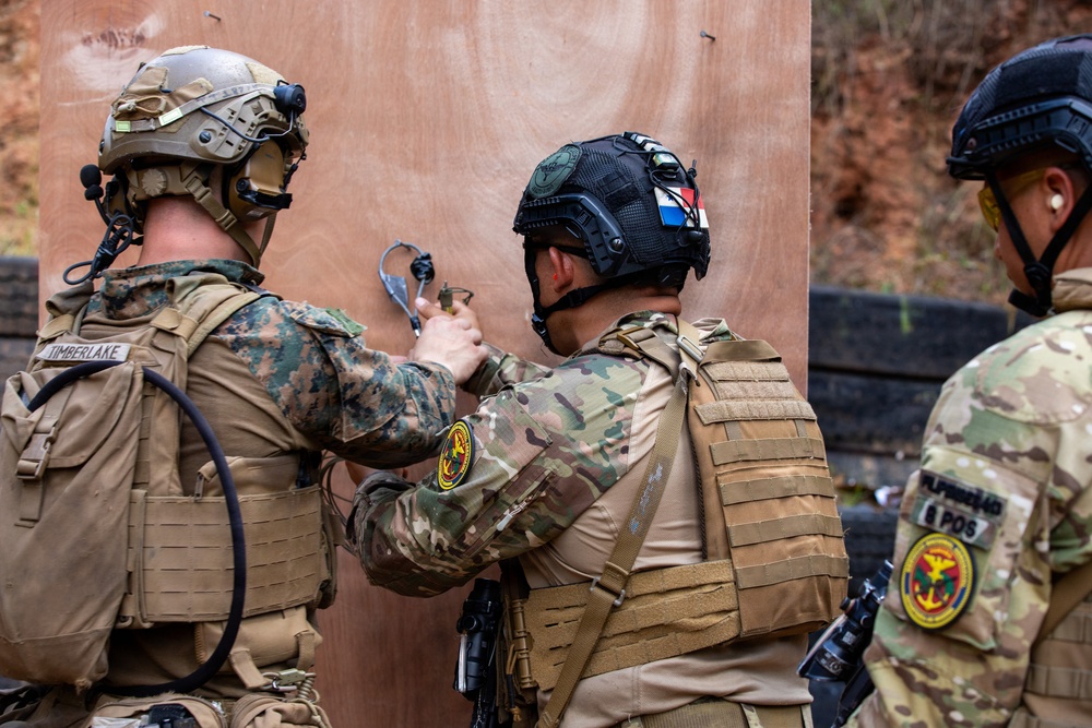 U.S. Marines and Panamanian Partners train on breaching techniques