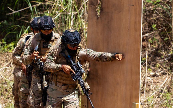 U.S. Marines and Panamanian Partners train on breaching techniques