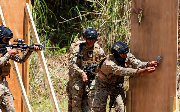 U.S. Marines and Panamanian Partners train on breaching techniques