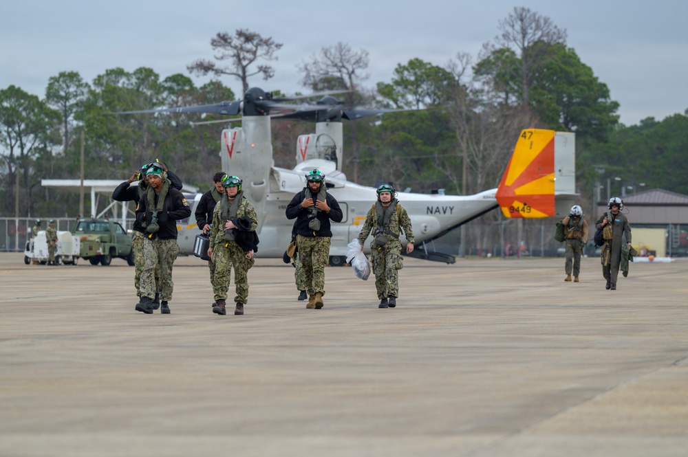 VRM-40 Sailors depart V-22 during Sentry South 26-2