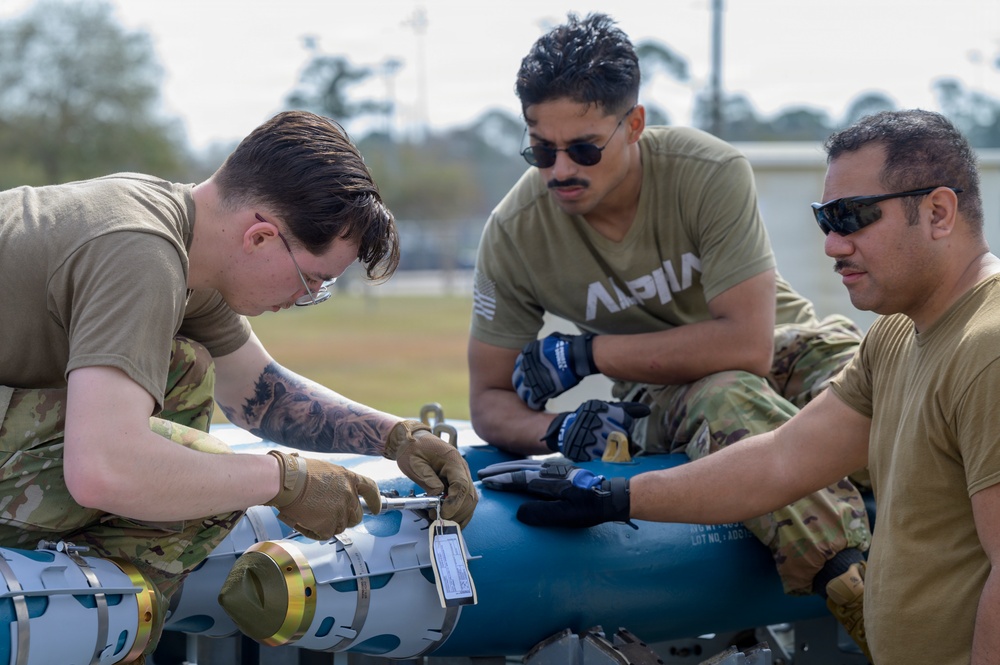 174th Attack Wing Airman trains 137th SOW on GBU-38 assembly during Sentry South 26-2