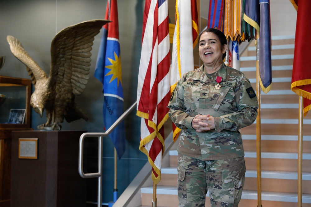 Division medical doctor receives Legion of Merit