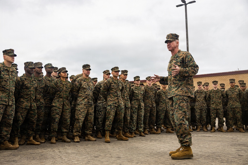 The Commandant, Gen. Eric M. Smith visits the 11th MEU