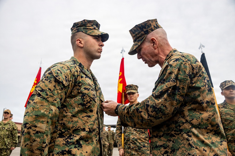 The Commandant, Gen. Eric M. Smith visits the 11th MEU