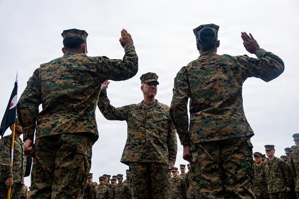 The Commandant, Gen. Eric M. Smith visits the 11th MEU