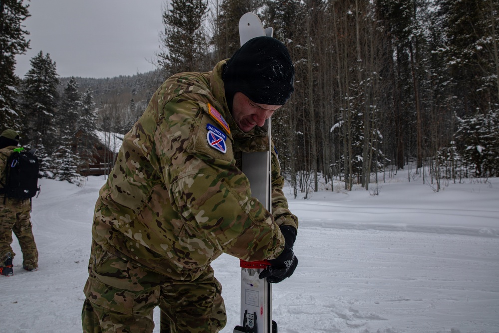 10th Mountain Division (LI) Soldiers Train for the Hale to Vail Traverse