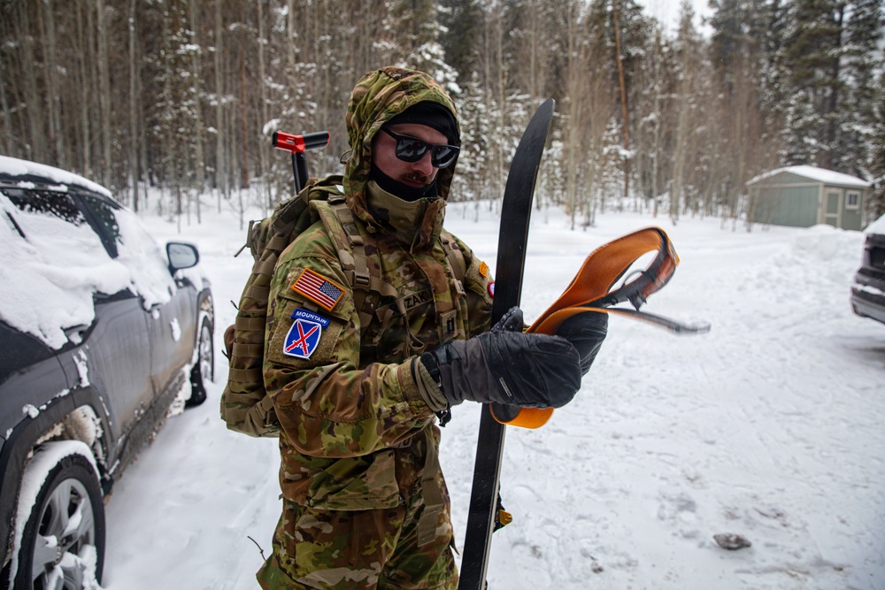 10th Mountain Division (LI) Soldiers Train for the Hale to Vail Traverse