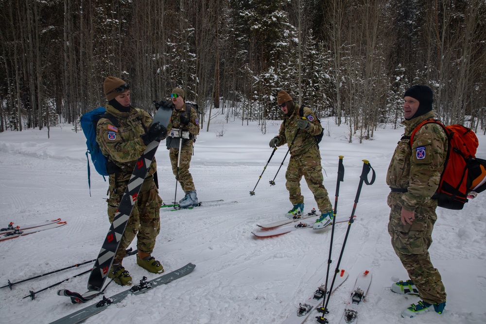 10th Mountain Division (LI) Soldiers Train for the Hale to Vail Traverse
