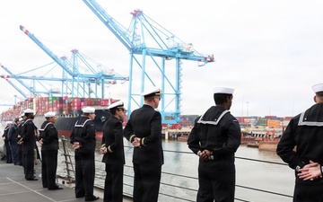The Arleigh Burke-class guided-missile destroyer USS Farragut (DDG 99) departed Mobile, Alabama following the city’s 2026 Mardi Gras celebration.