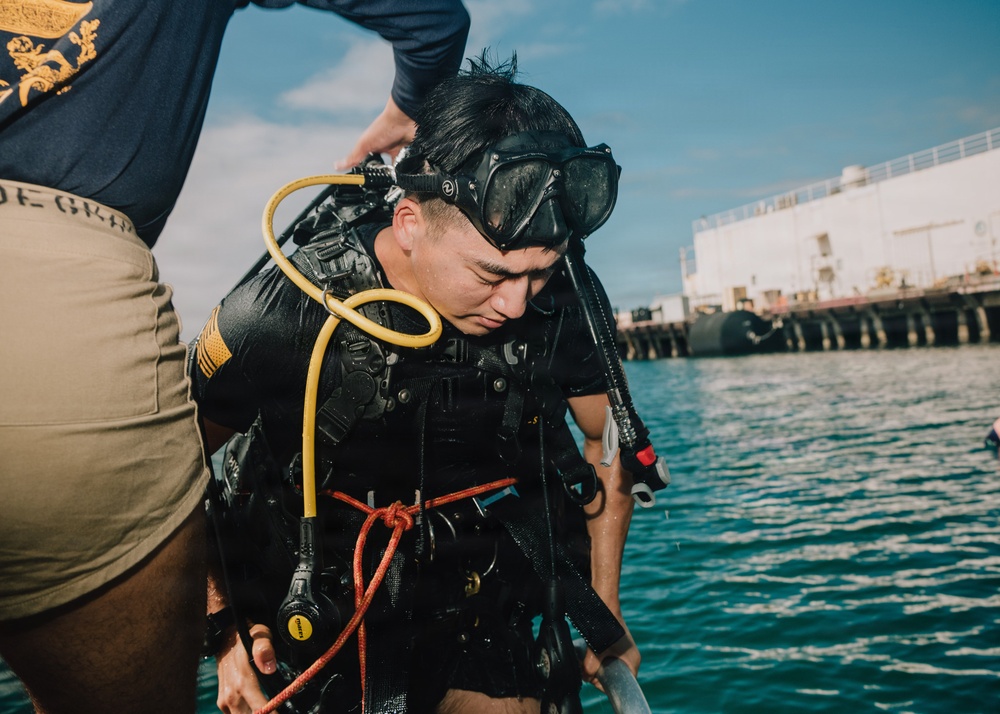 Sailors Hold Scuba Supervisor Qualification Training at Joint Base Pearl