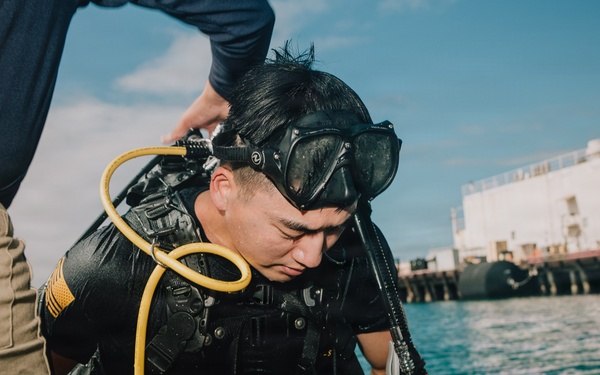 Sailors Hold Scuba Supervisor Qualification Training at Joint Base Pearl