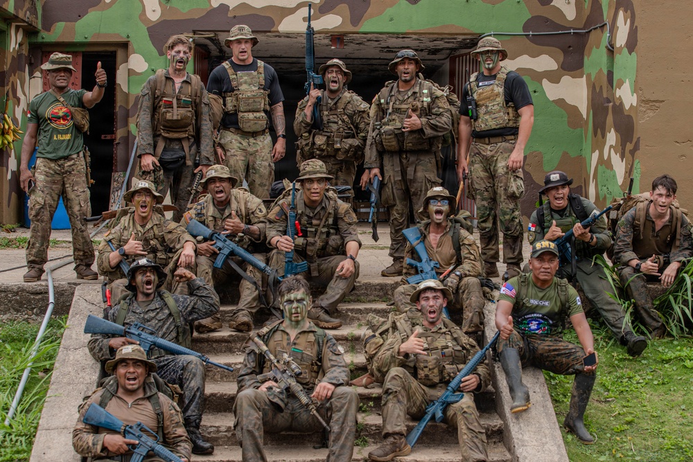 Jungle Operations Training Course - Panama: Recon Mission and Road Crossing