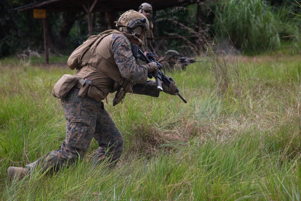 U.S. Marines and Panamanian Partners train on fire team movement techniques