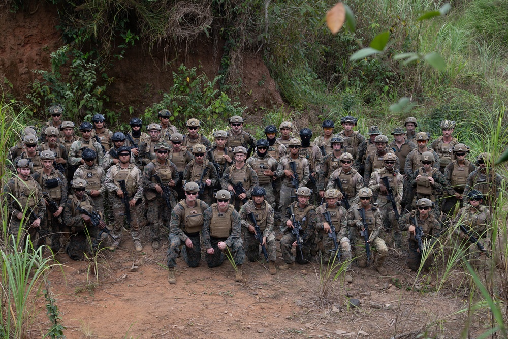 U.S. Marines and Panamanian Partners train on fire team movement techniques