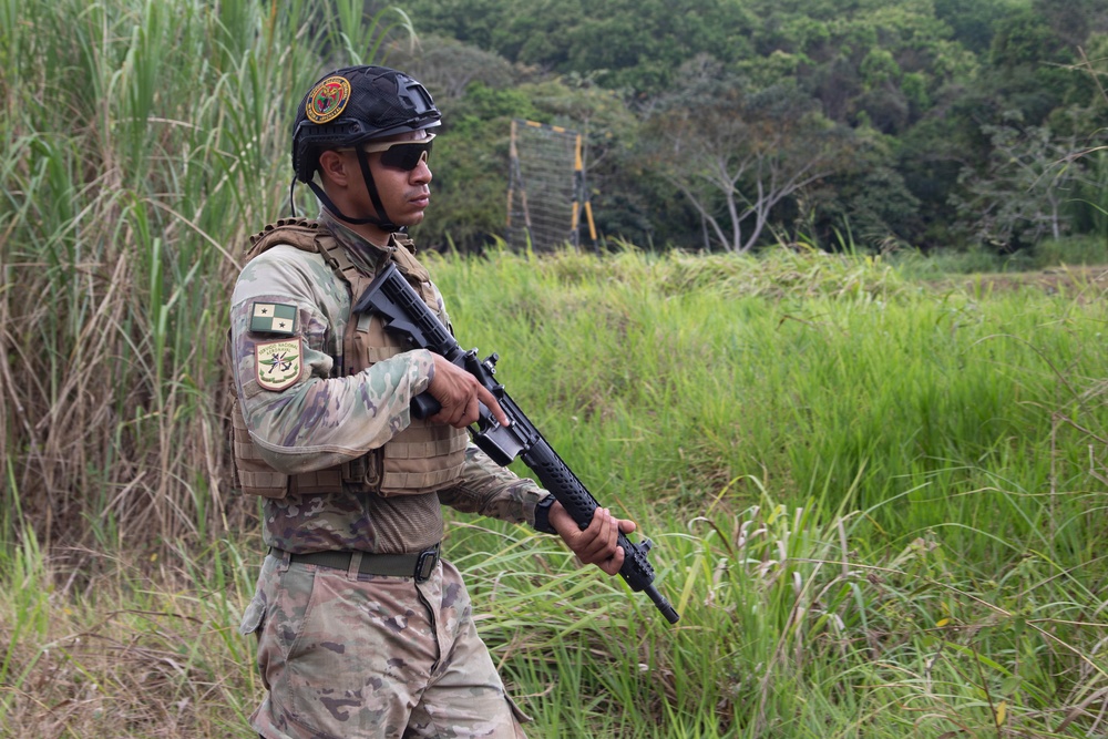 U.S. Marines and Panamanian Partners train on fire team movement techniques