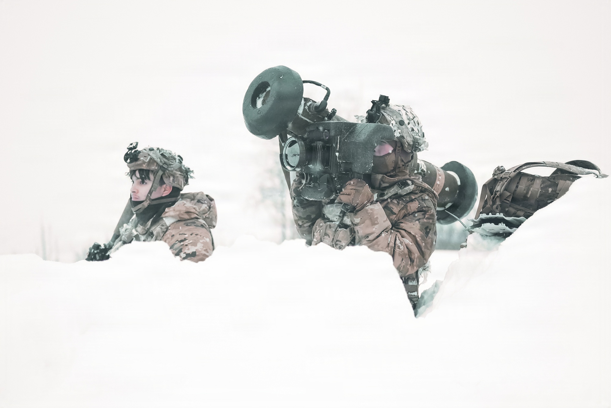 A US Army soldier in winter conditions takes a firing position with an FGM-148 Javelin during Arctic readiness training in Alaska.