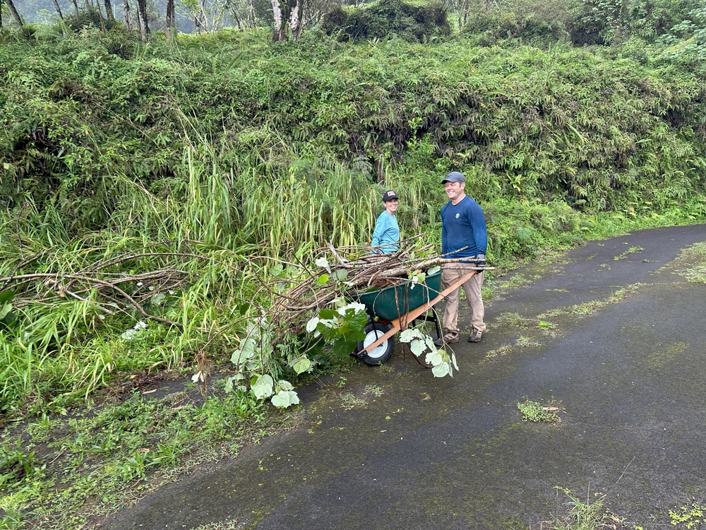 Hawaii Military &amp; Civilians Give Back to Ko'olau Foundation