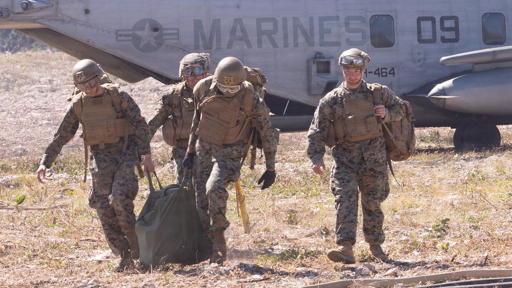 U.S. Marines with HMH-464 and 2nd DSB conduct lift operations