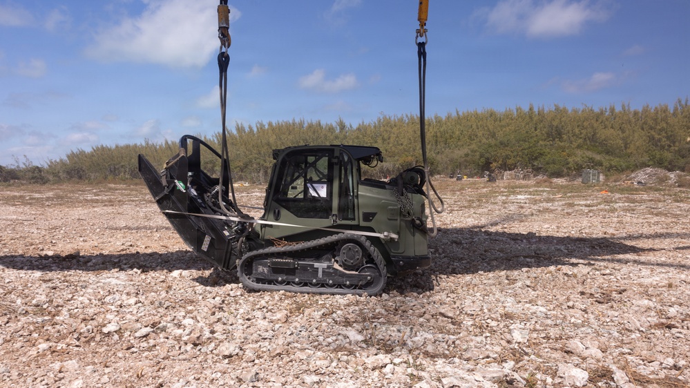 U.S. Marines with HMH-464 and 2nd DSB conduct lift operations