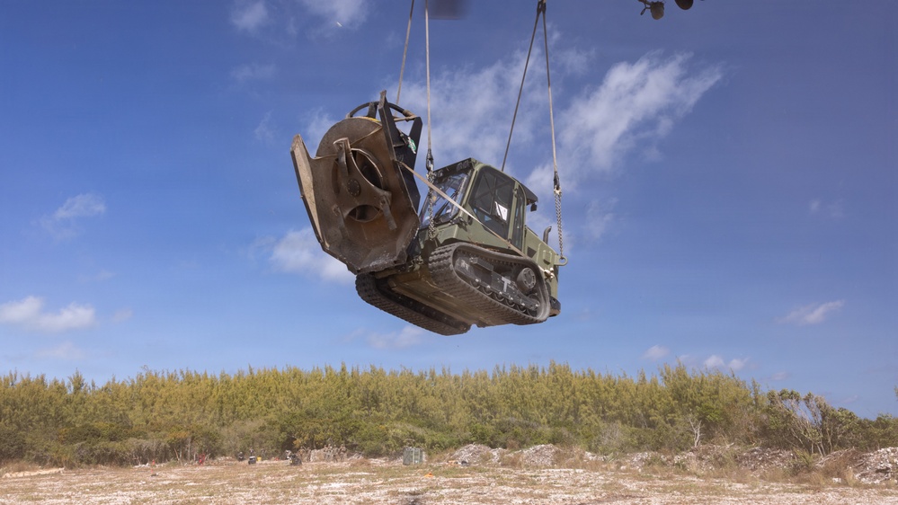 U.S. Marines with HMH-464 and 2nd DSB conduct lift operations