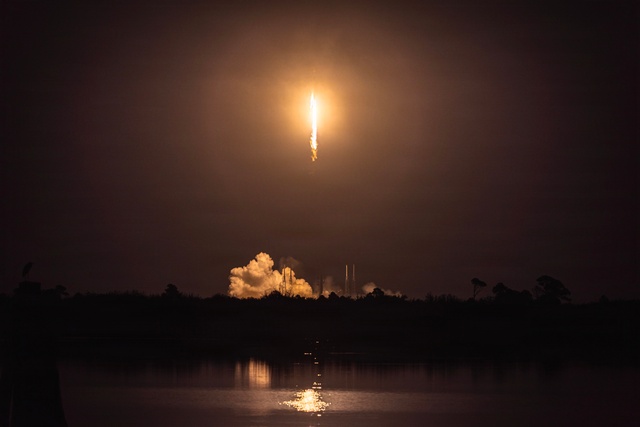 Starlink 6-104 Launches from Cape Canaveral Space Force Station