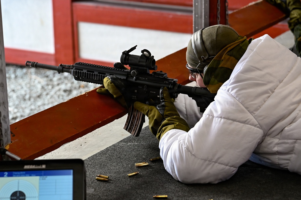 Minnesota National Guard receives introduction to HK-416 training from Norwegian Home Guard during NOREX53