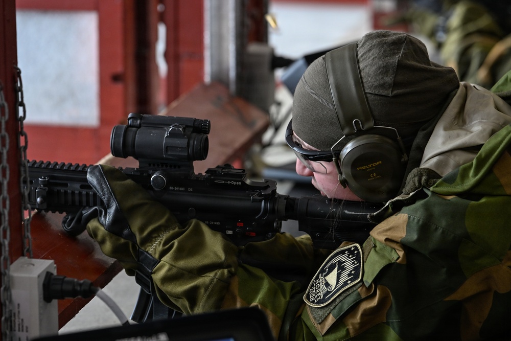 Minnesota National Guard receives introduction to HK-416 training from Norwegian Home Guard during NOREX53