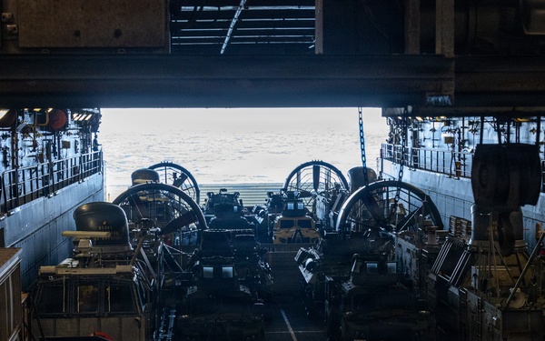 31st MEU | LCAC from ship-to-shore