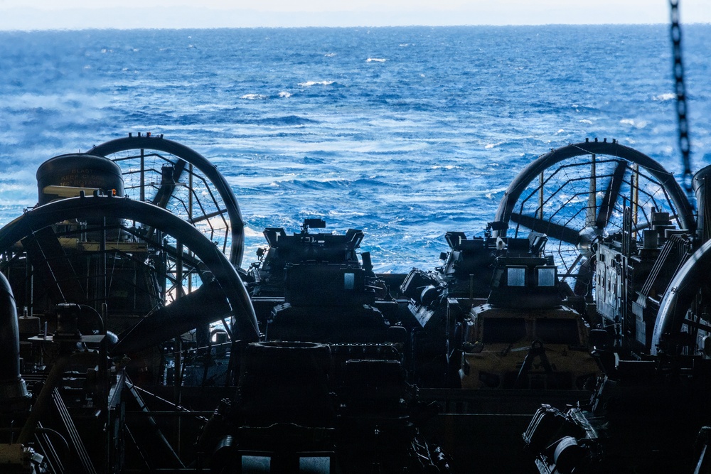 31st MEU | LCAC from ship-to-shore