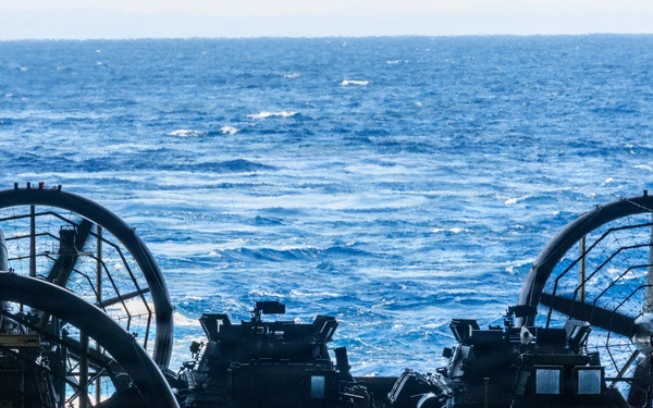 31st MEU | LCAC from ship-to-shore