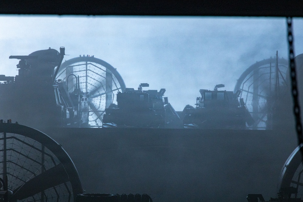 31st MEU | LCAC from ship-to-shore