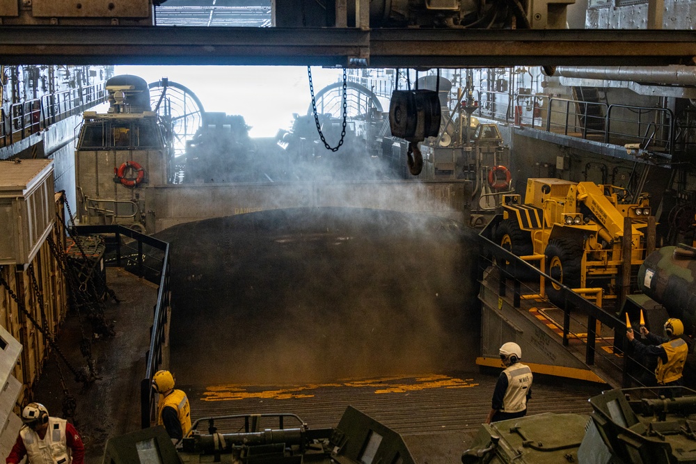 31st MEU | LCAC from ship-to-shore