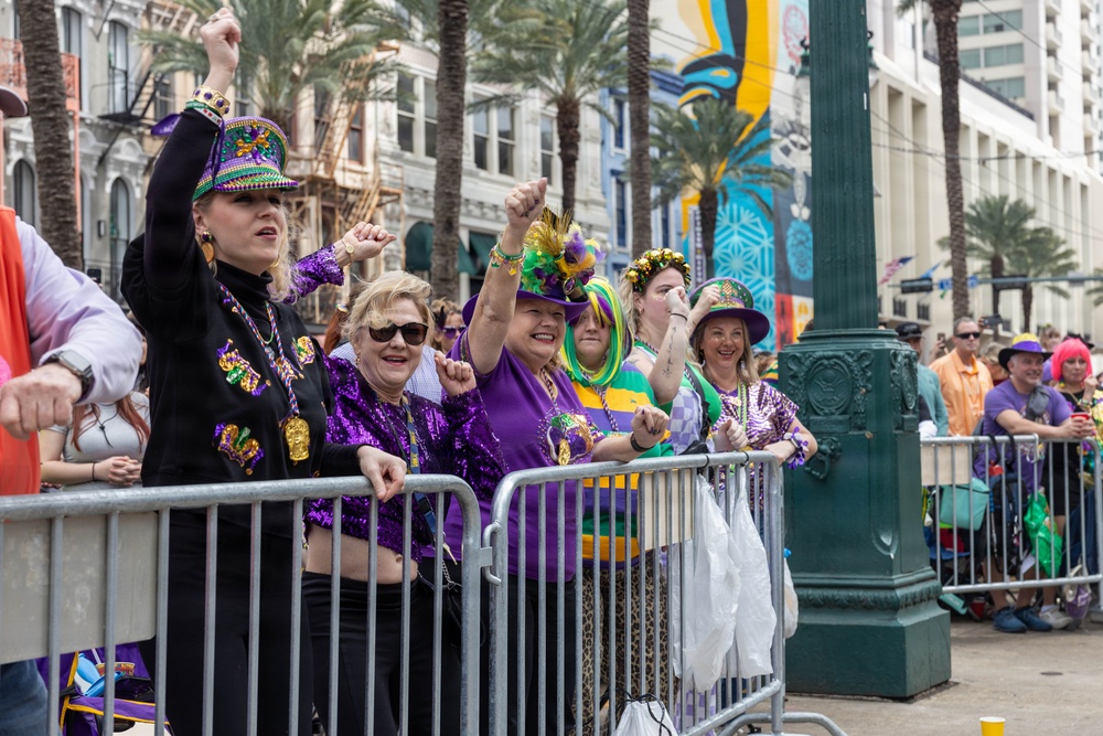 1st MARDIV Band performs in New Orleans Mardi Gras Parade