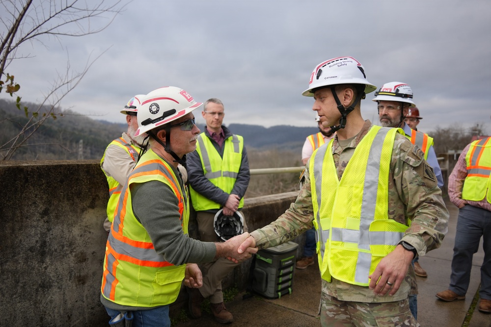 LRD Commander Recognizes Nashville District Safety Specialist