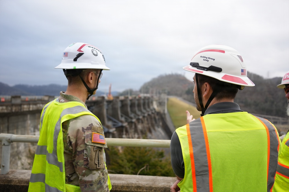 Nashville District Chief Briefs LRD Commander on Center Hill Project