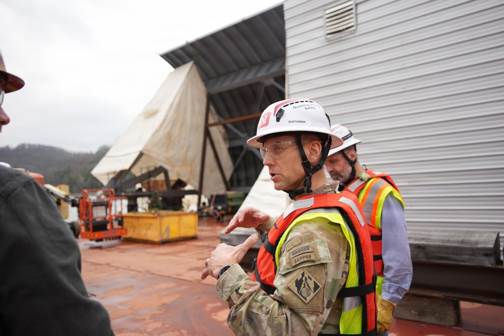 American Bridge manager briefs LRD commander on gate project