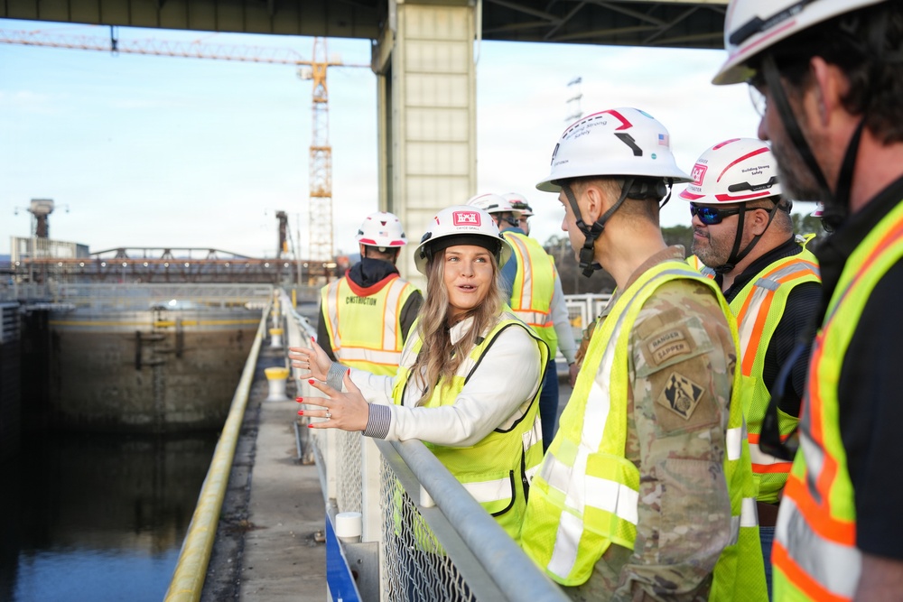 Project manager briefs LRD commander on Chickamauga Lock