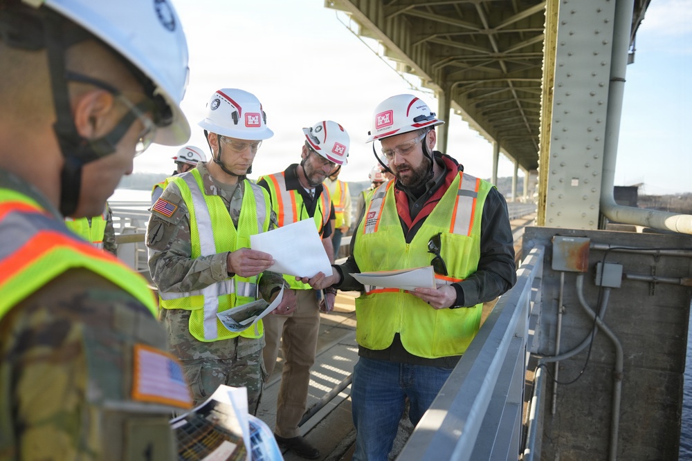 Engineer briefs LRD commander at Chickamauga Lock Replacement Project