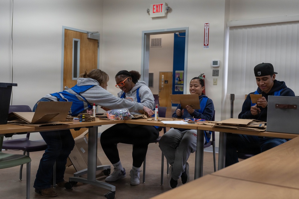 1AD Soldiers volunteer at animal shelter