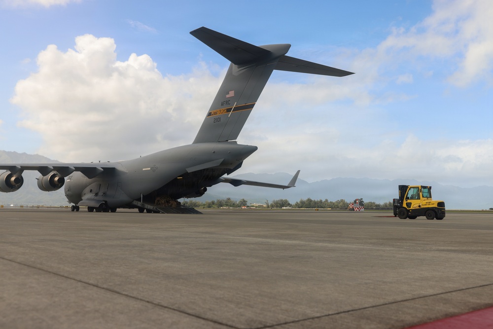 3rd MLR Marines off-load equipment from C-17 Globemaster III