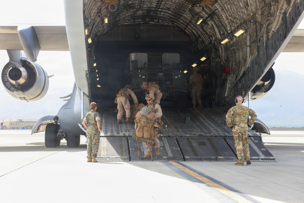 3rd MLR Marines off-load equipment from C-17 Globemaster III