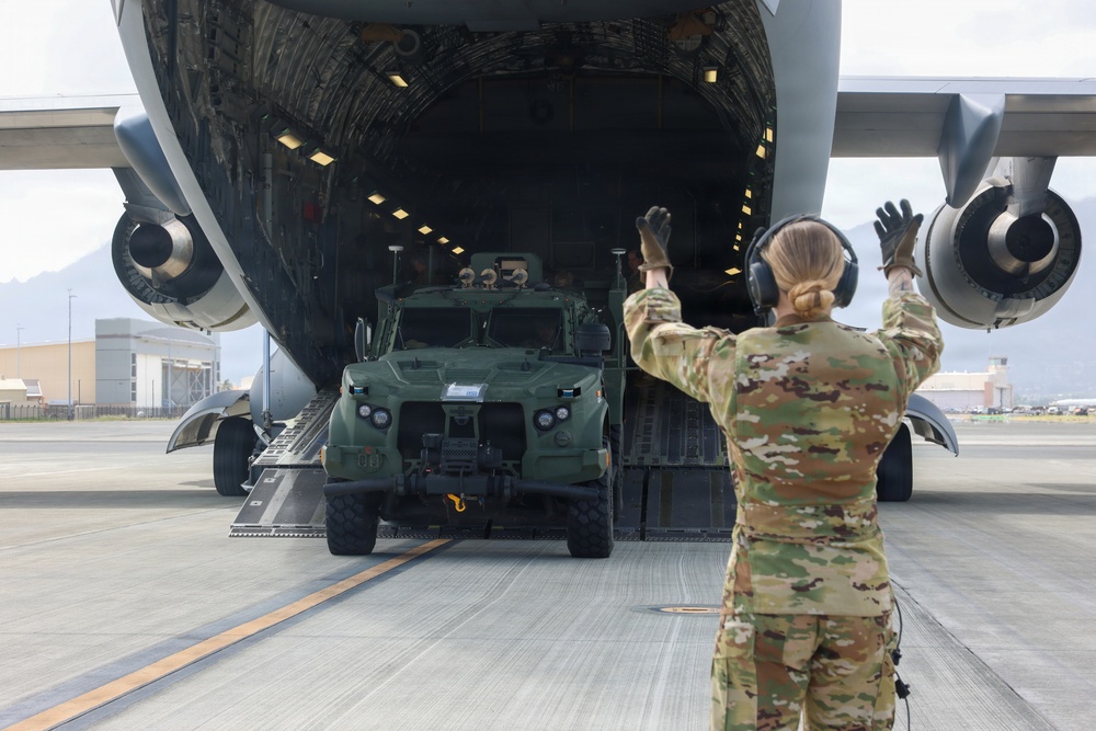 3rd MLR Marines off-load equipment from C-17 Globemaster III