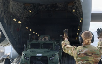 3rd MLR Marines off-load equipment from C-17 Globemaster III